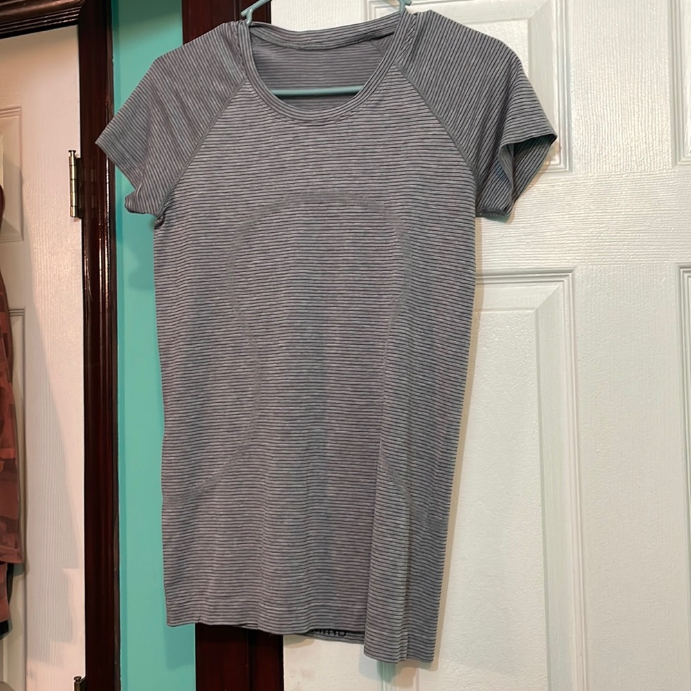 Lululemon swiftly tech gray and black shirt size 8